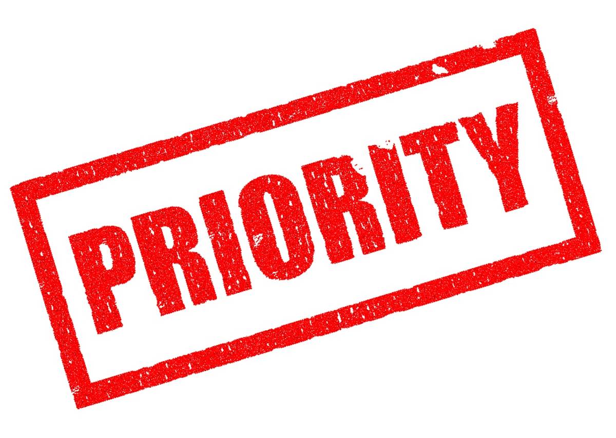 A red "priority" stamp illustrates CMS priorities found in the 2023 IPPS